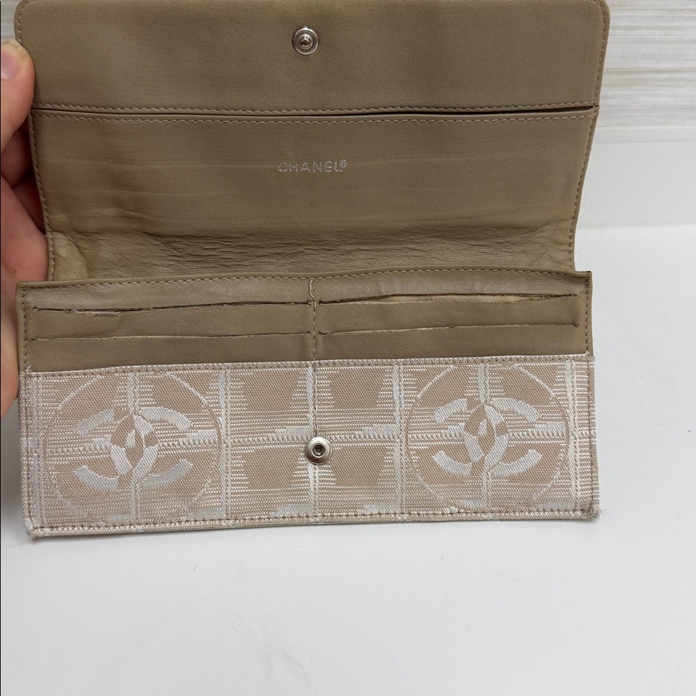 CHANEL Beige and Cream Quilted Logo Key & Card Holder - Picture 5 of 16